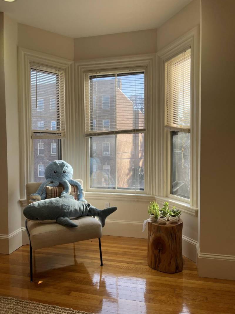 window nook in livingroom  | © Oxford St. Realty, Inc.