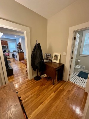 164Willow1entrywaytokitchen_1.jpg