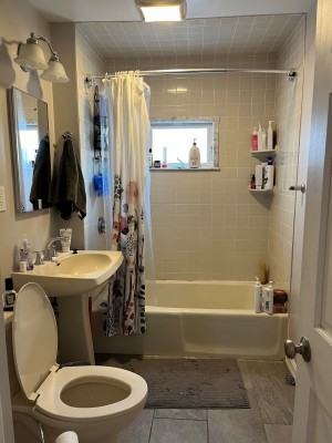 42LowdenAve2bathroom.jpg